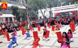 Học sinh Hà Nội thích thú thi gói bánh chưng, giã bánh dày, viết thư pháp